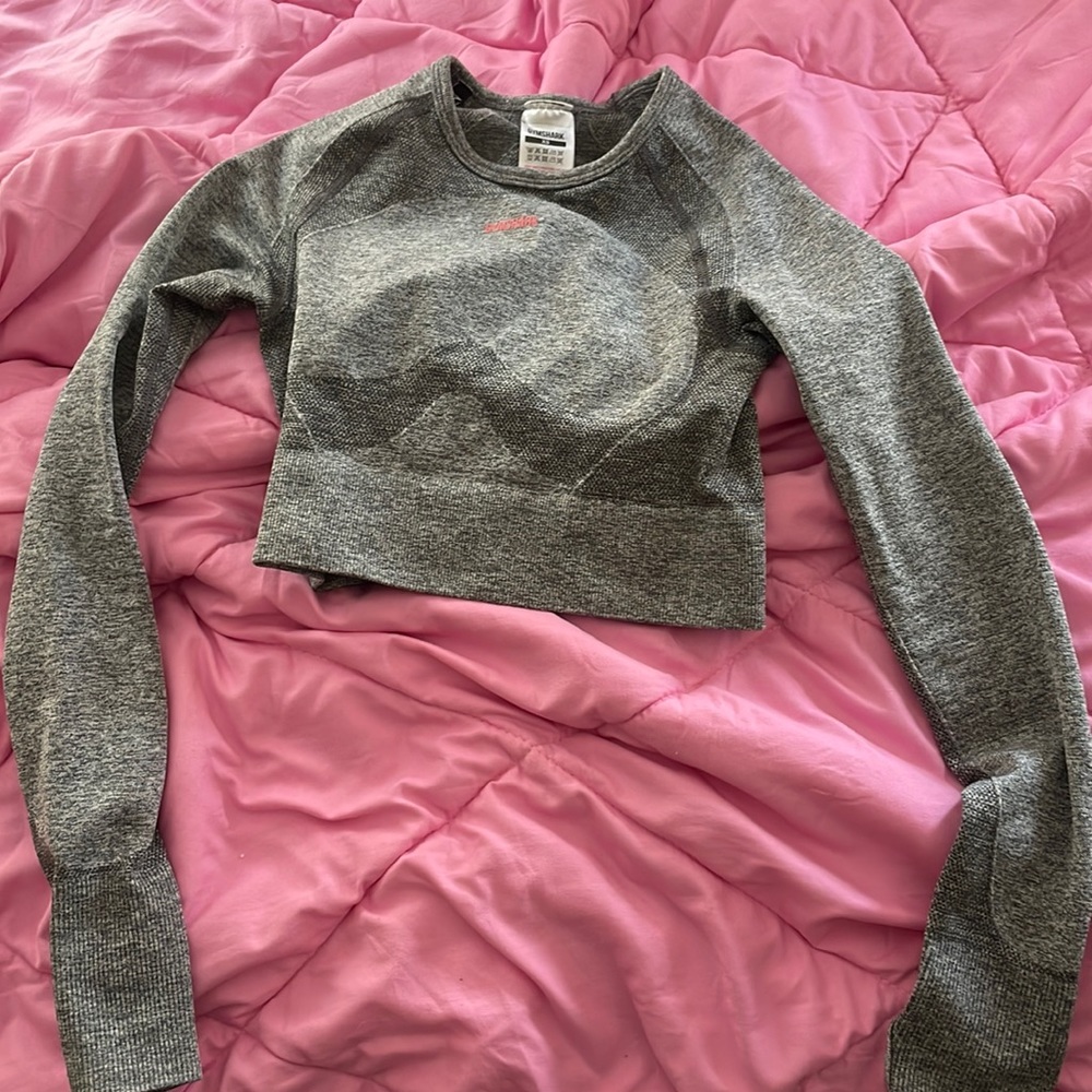 Gray and pink gym shark cropped workout long sleeve top slightly used size XS